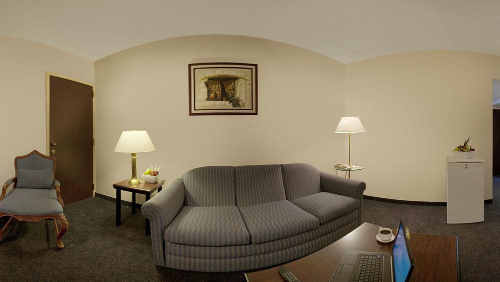 Fiesta Inn León Buitenkant foto